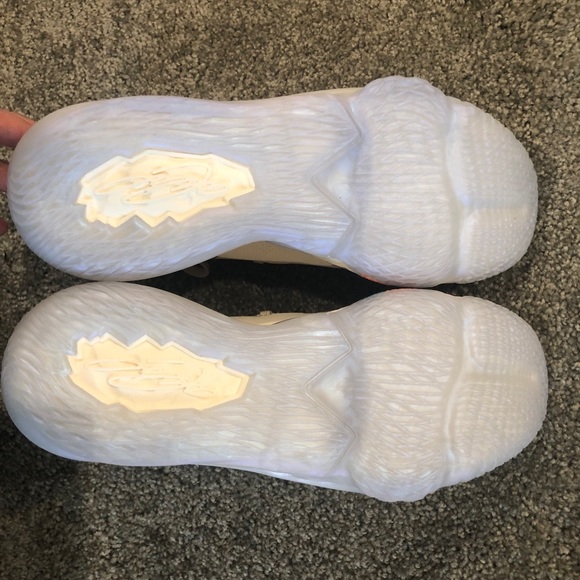 Lebron 16 Easter - Picture 4 of 4